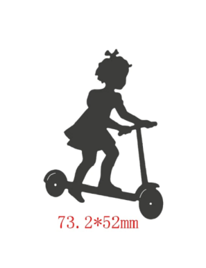 Die petite fille sur sa trottinette