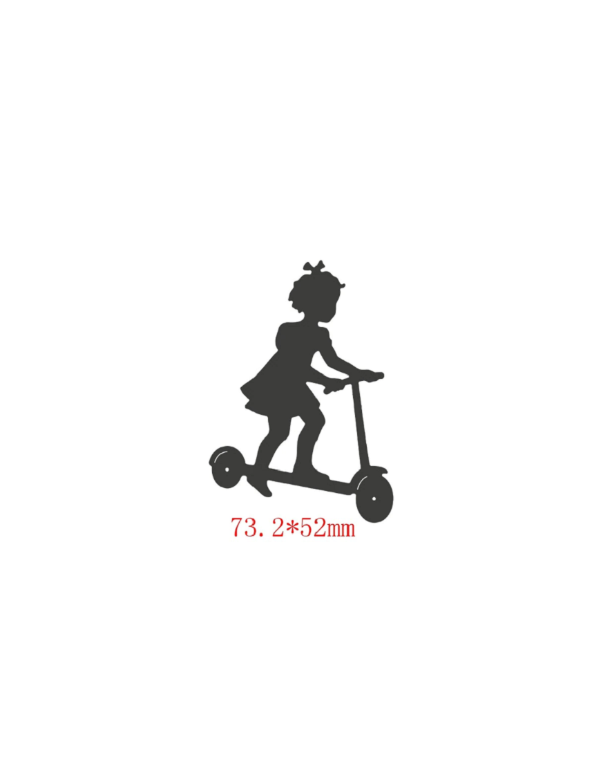 Die petite fille sur sa trottinette